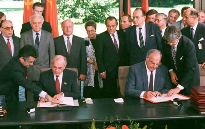 marreveshja shembja e murit te berlinit ribashkimi i gjermanise