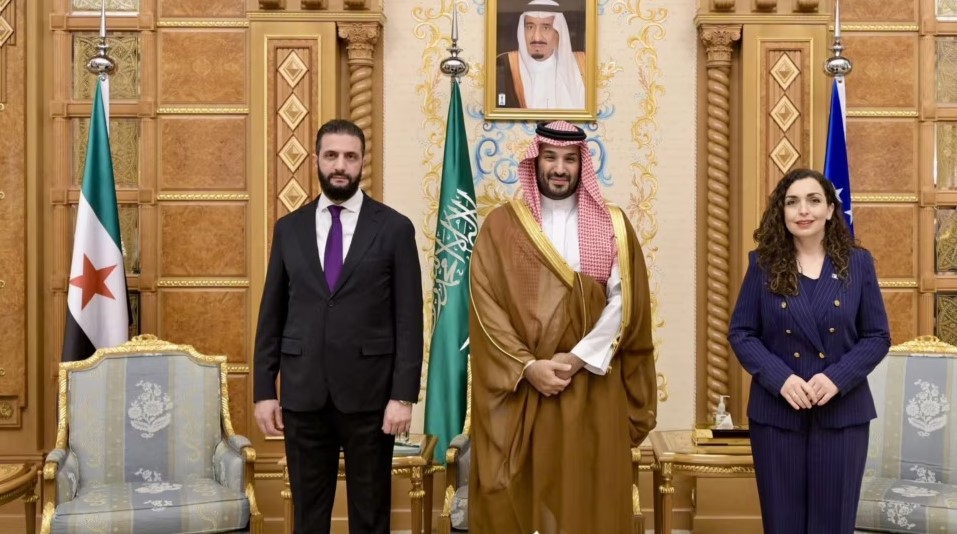 Presidentja e Kosovës, Vjosa Osmani, princi i kurorës së Arabisë Saudite, Muhammed bin Salman Al Saud (në mes) dhe presidenti sirian, Ahmed al-Sharaa. Riad, 29 tetor 2025.