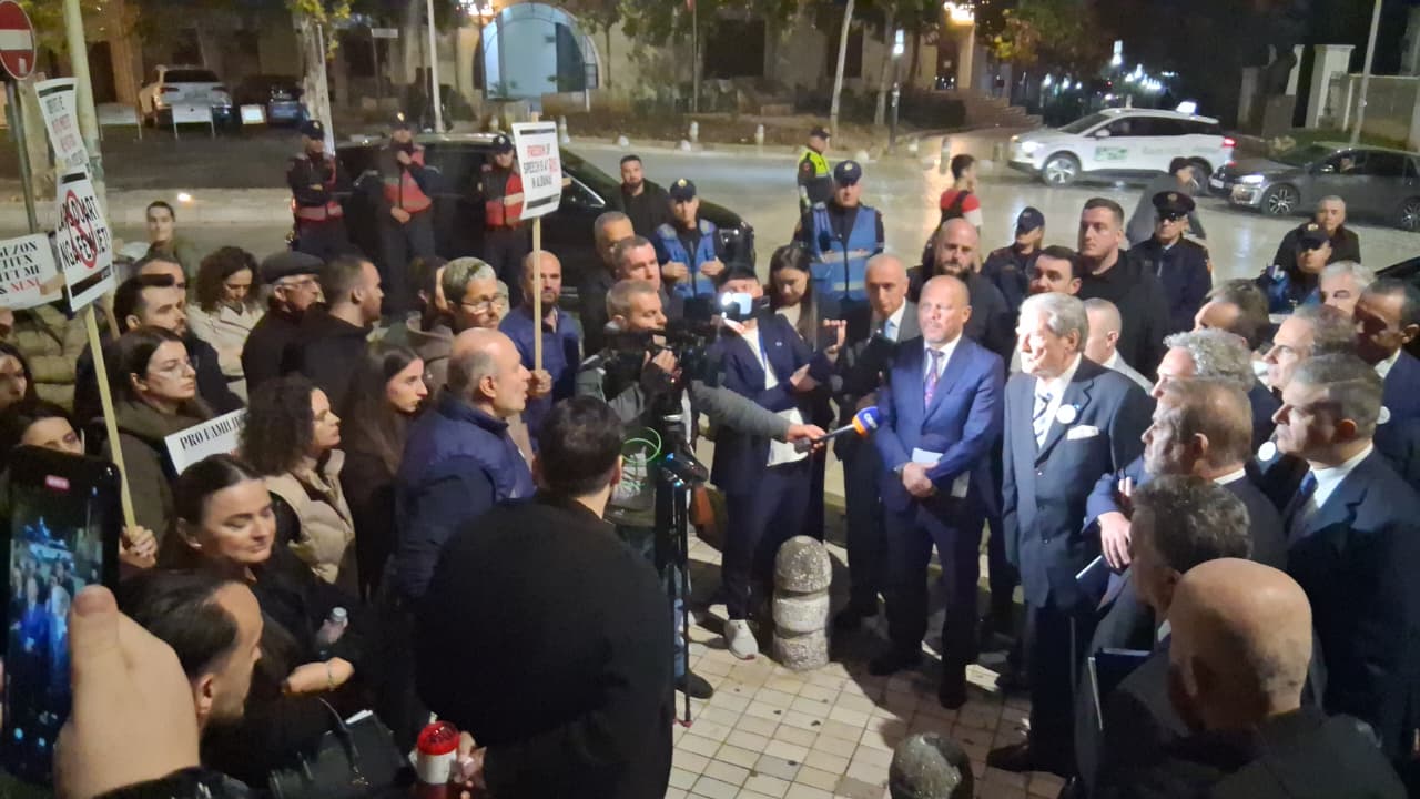 proteste jashte kuvendit (2)