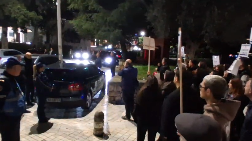proteste jashte kuvendit (2)