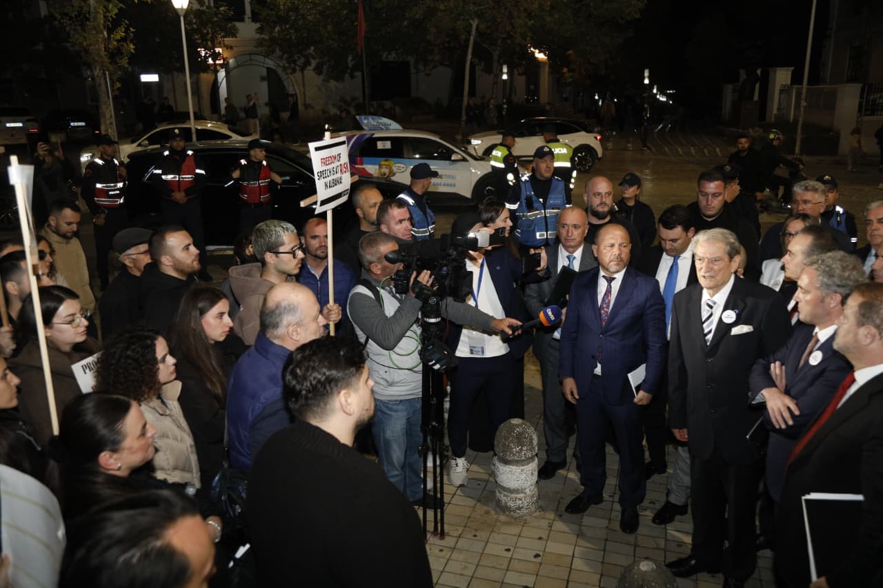 proteste jashte kuvendit (4)