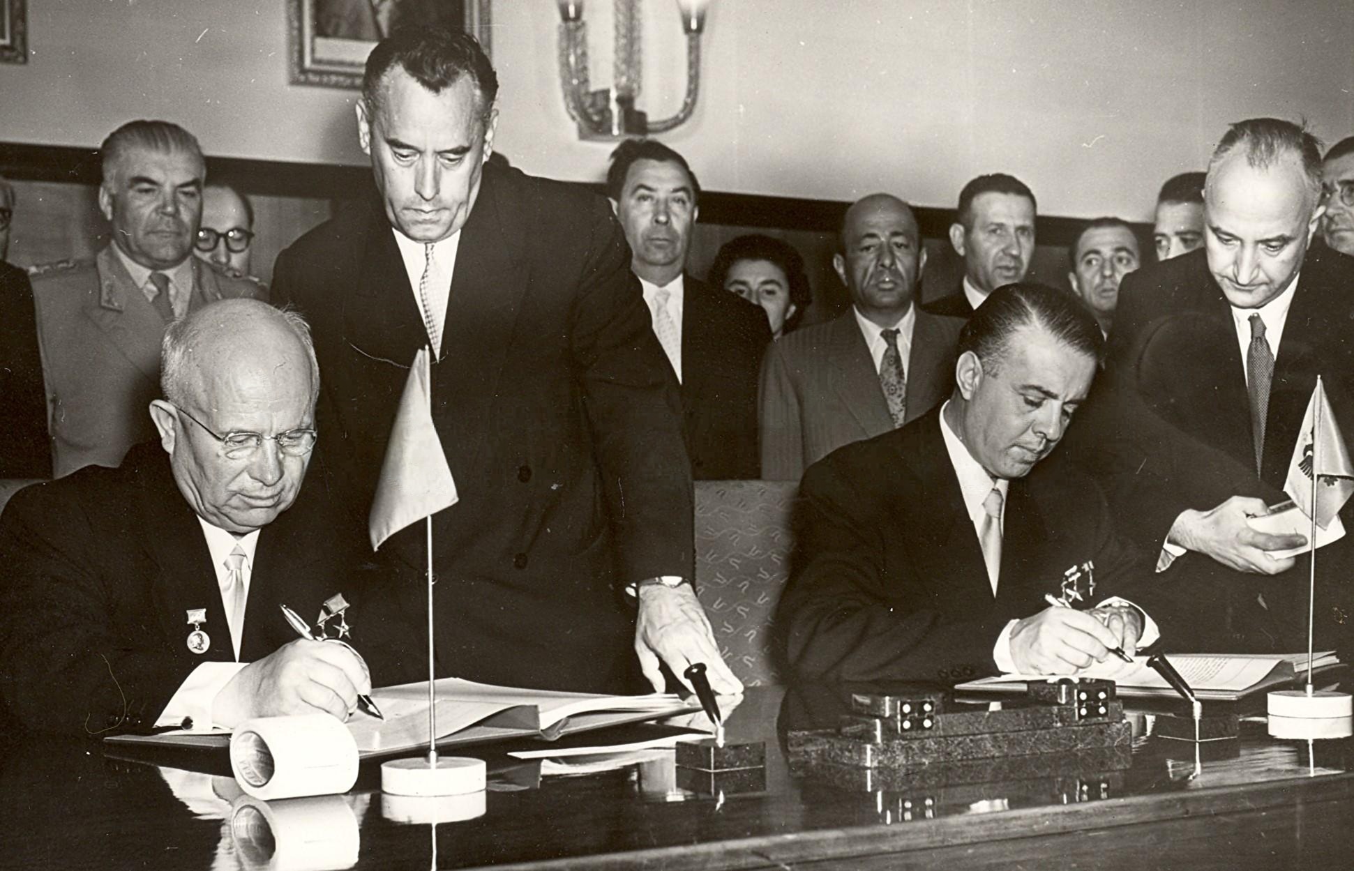 Enver-Hrushov-nenshkrim-marrveshje-Tirane-1960