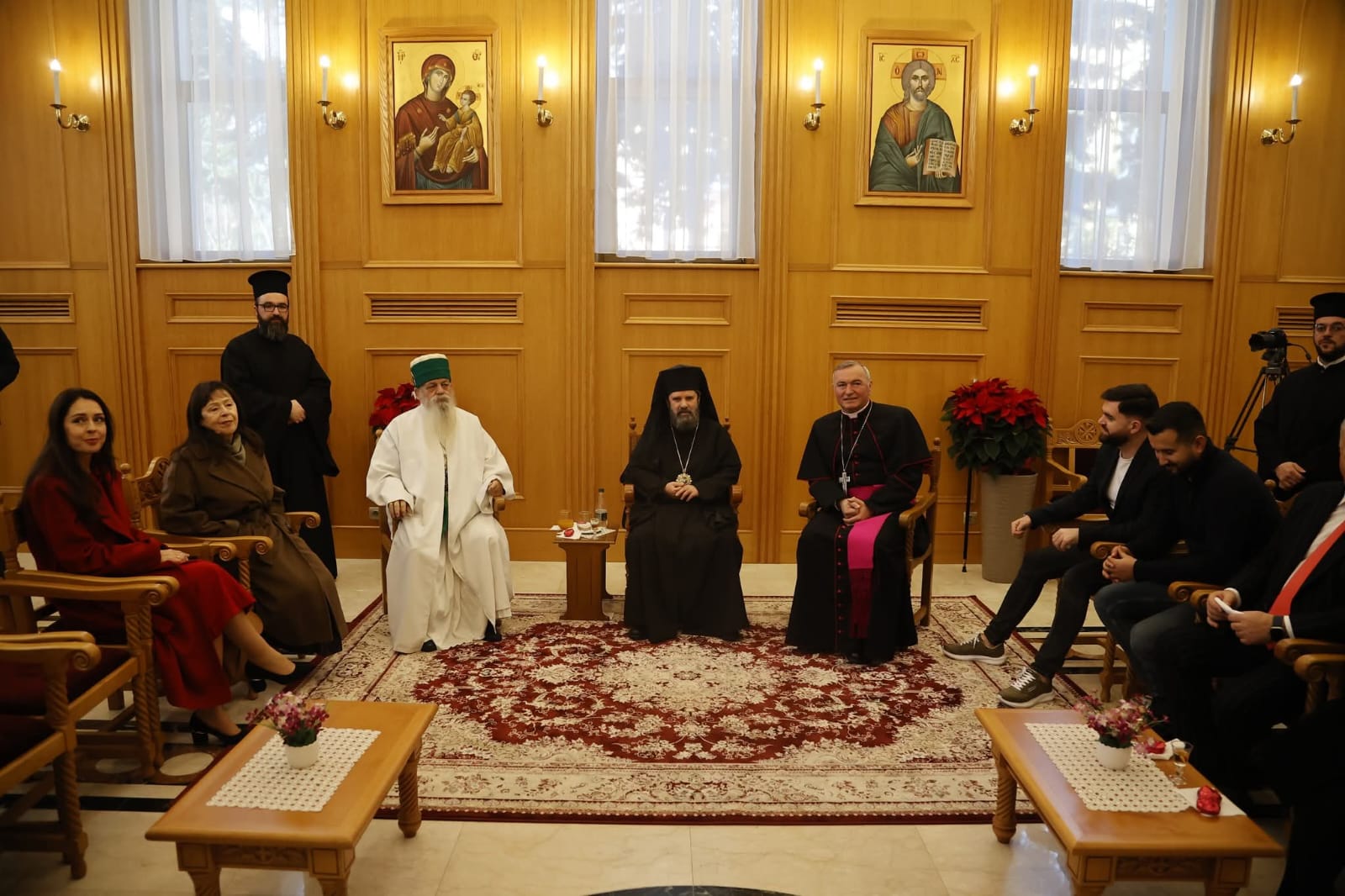 Gjithmonë festat bashkë. Kryegjushi Botëroro Baba Mondi dhe Arqipeshkvi Arjan Dodaj në pritjen zyrtare të Krishtlindjeve nga Kryepeshkopi Joan