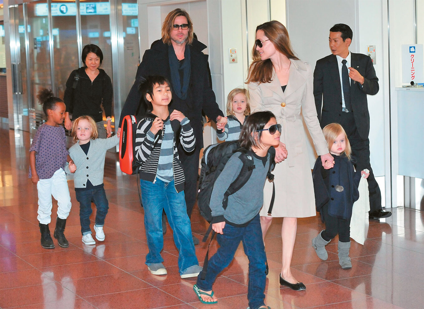 Brad Pitt dhe Angelina Jolie me fëmijët e tyre