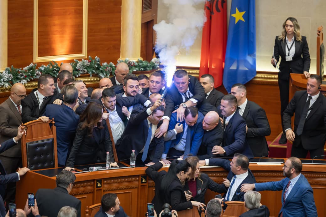 kuvend tensione parlament deputetet e opozites garda (11)