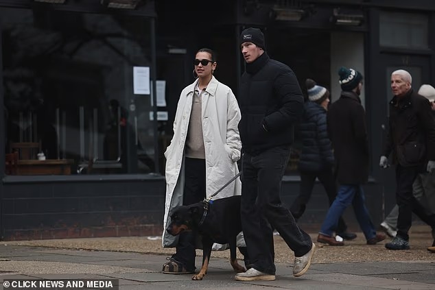 Callum Turner dua lipa (1)