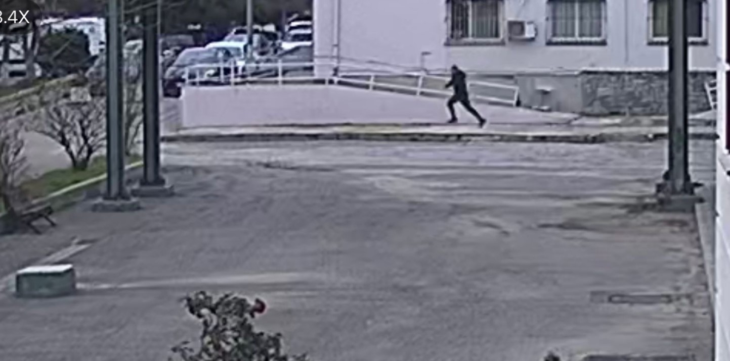 Altin Ndoci duke u larguar me vrap dhe polici me armë në dorë