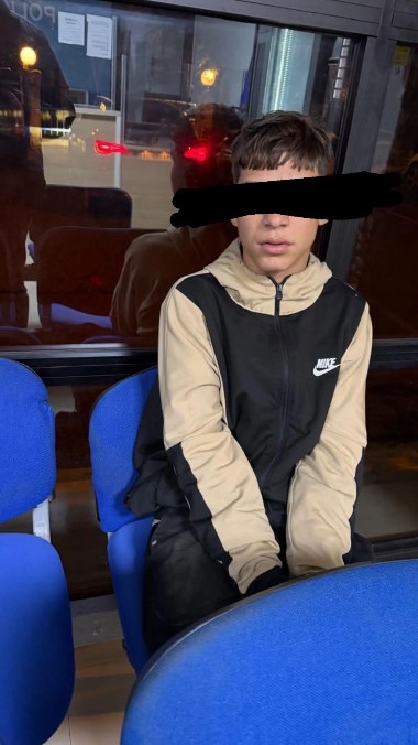 i mituri i shoqeruar nga policia