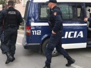 Plagosën me thikë të miturin, arrestohet çiftit i të moshuarve në Sarandë, procedohet dhe i biri
