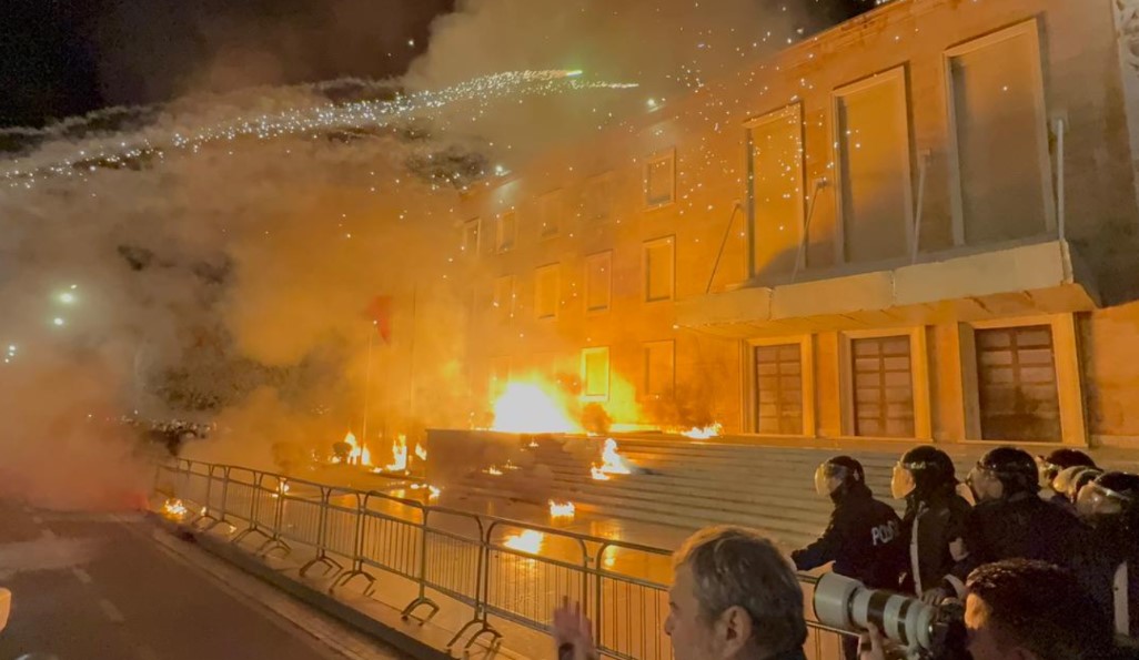 protesta e opozites 24 janar bomba molotov kryeministria (2)