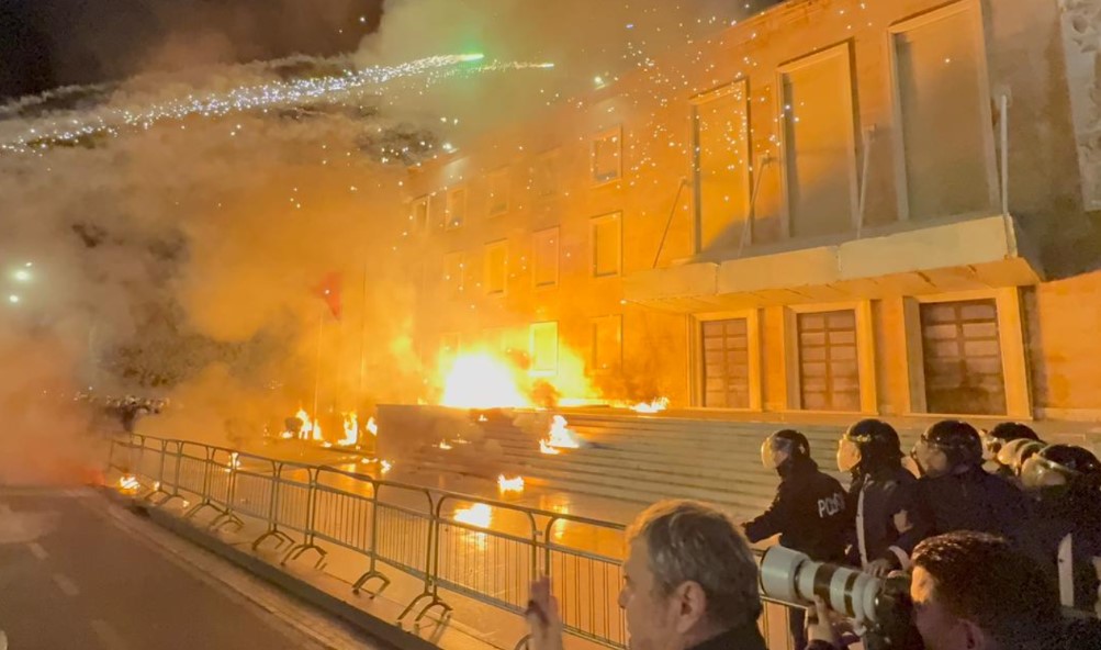 protesta e opozites 24 janar bomba molotov kryeministria (3)