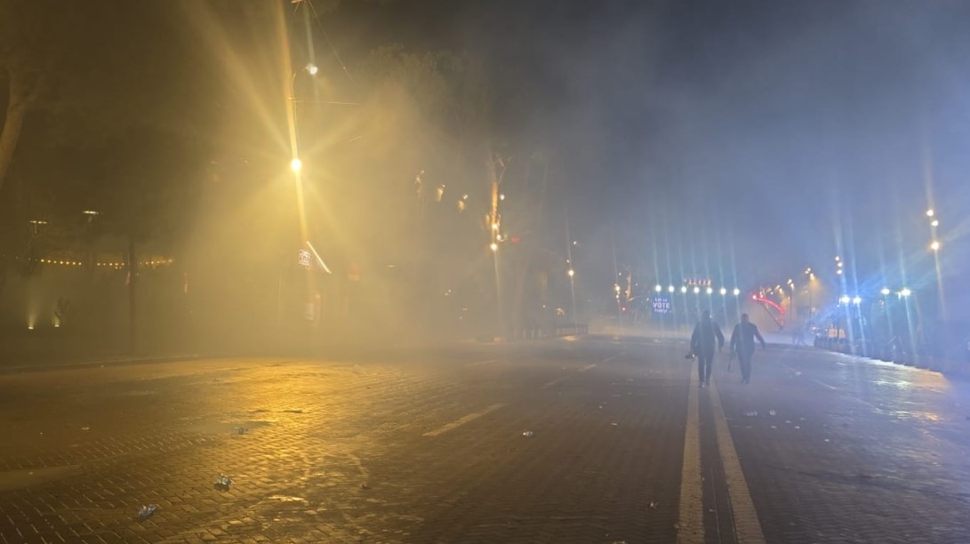 protesta e opozites 24 janar bomba molotov kryeministria (4)