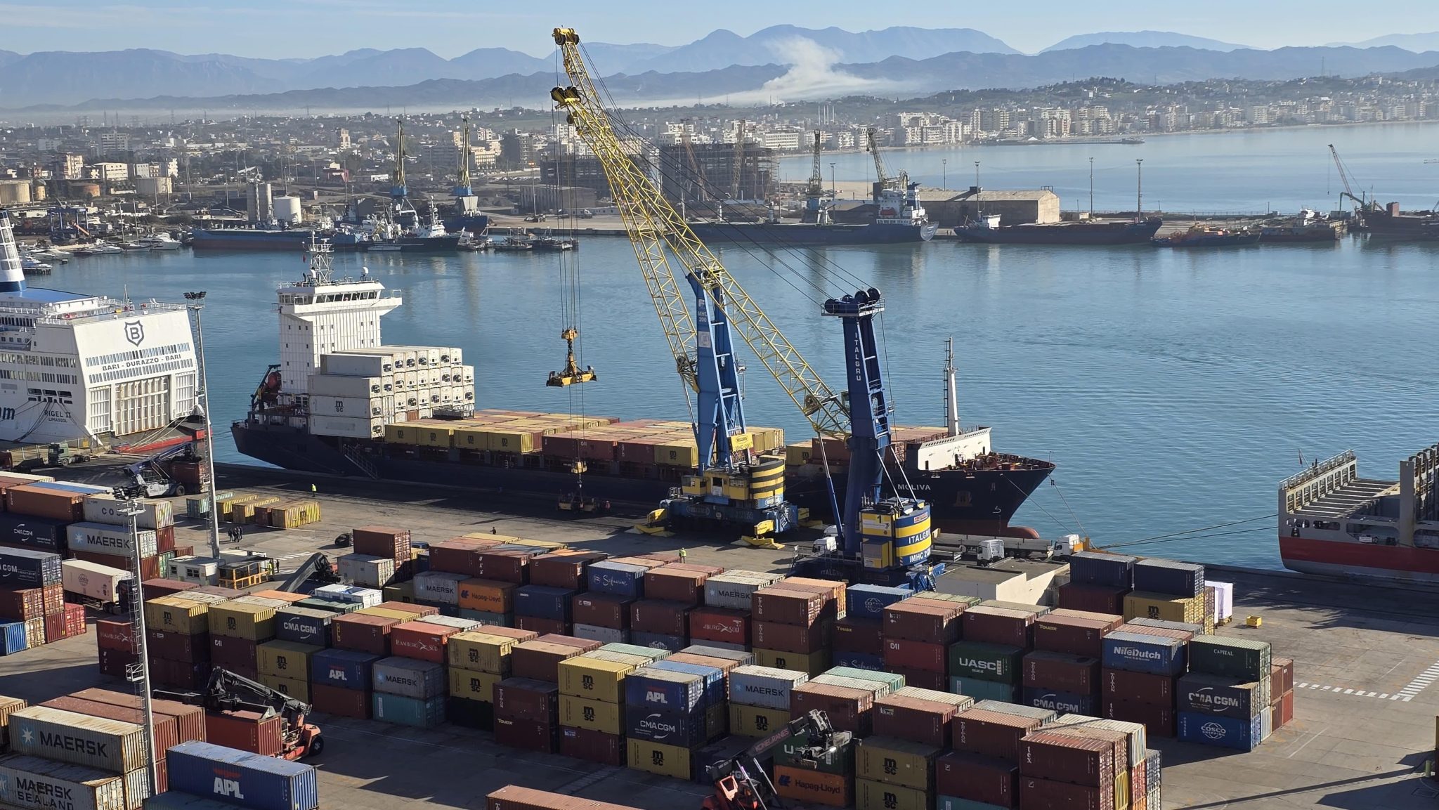 Anija “Molivia” e ankoruar në portin e Durrësit