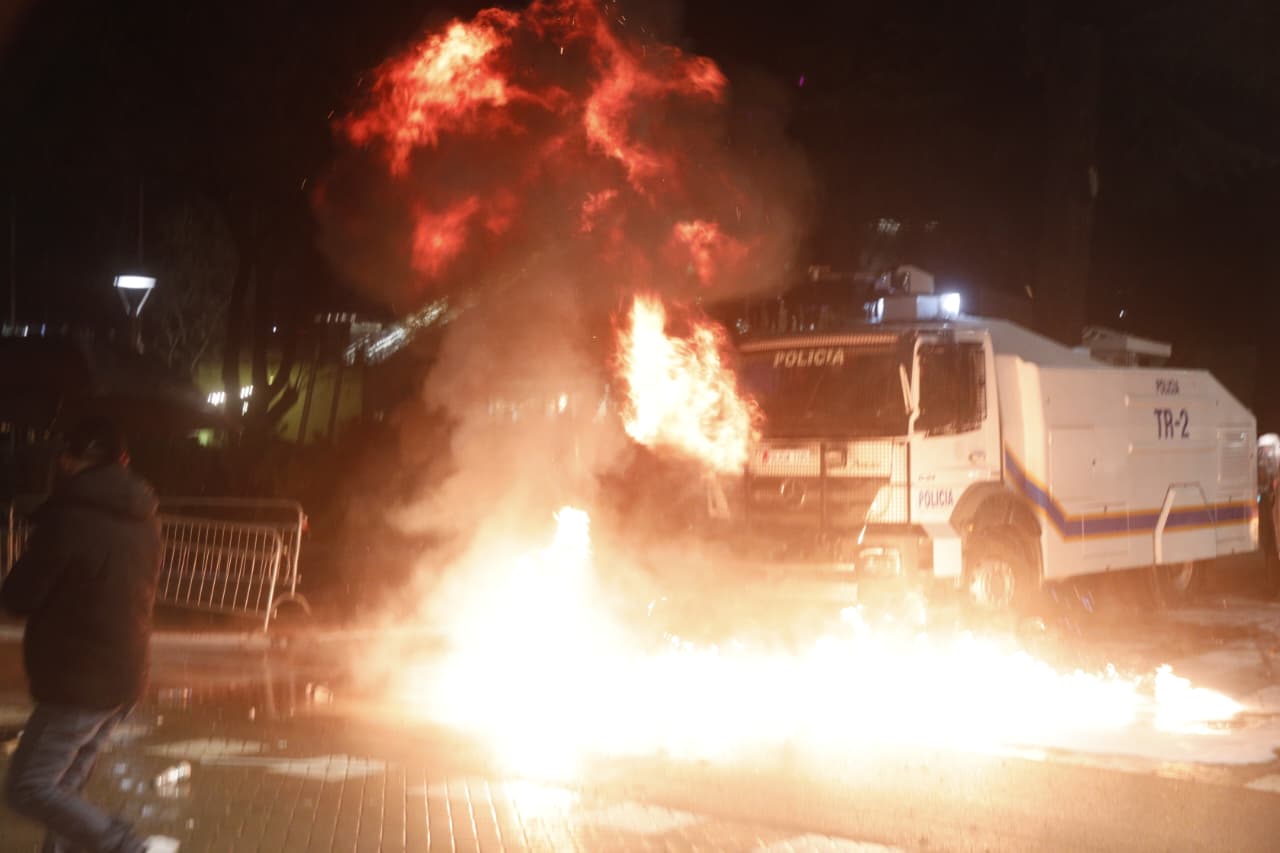 Momentet e tensionit molotov dhe zjarr (8)