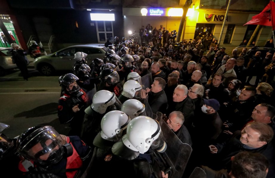 protestuesit perplasen me policine