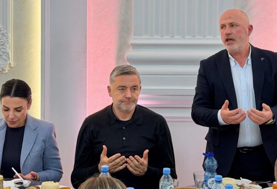 balluku duke u falur myslimane e devotshme