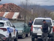 VIDEO/ Policia rikthehet në shtëpinë e krimit, kontrolle për mikrogjurmë që të zbulojë vrasjen e dyshuar të Gëzim Vijës në Bulgarec!