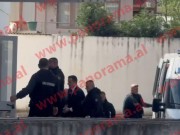 VIDEO- Me pranga në duar dhe i rrethuar me efektivë policie, Erion Veliaj paraqitet në Gjykatë