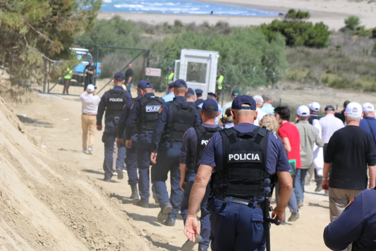 Policia-gjate-protestes-se-banoreve-dhe-ambjentalisteve-me-23-majit-para-gardhit-me-tela-me-gjemba-te-rrethimit-ne-Zvernec-Foto-kortezi-PPNEA-3-1