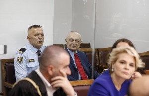 ilir meta ne kafazin e xhamit gjkko kryemadhi  (4)