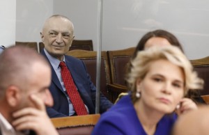 ilir meta ne kafazin e xhamit gjkko kryemadhi (5)