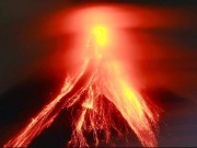 VIDEO/ Fenomeni i rrallë, meteori i afrohet vullkanit aktiv gjatë shpërthimit në Filipine! U shpërbë në atmosferë para se të prekte tokën
