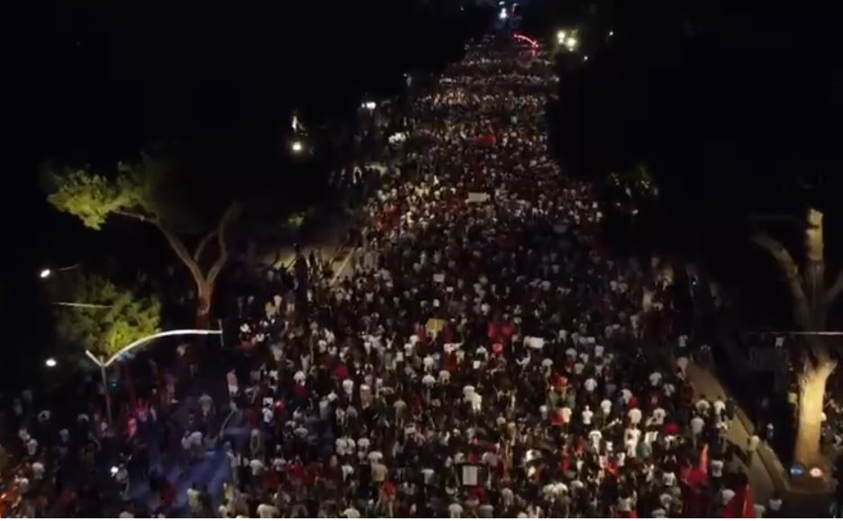 PAMJET ME DRON  Mijëra qytetarë marshojnë në ditën e tetë të protestës  Ju erdhi fundi  Rama ik 