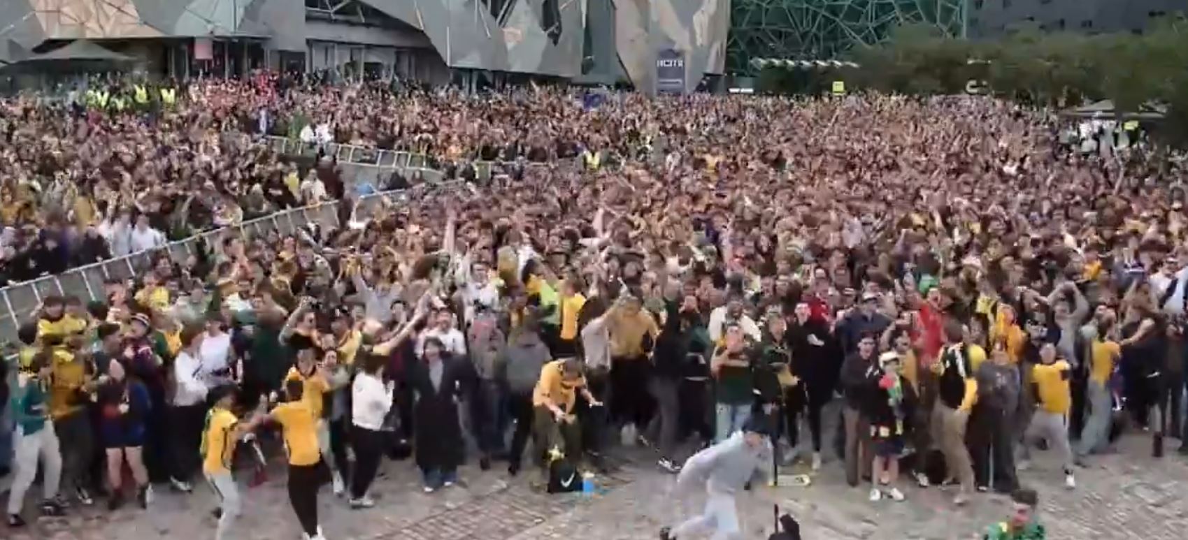 VIDEO  Fitorja e jashtëzakonshme e Australisë  shikoni si e festojnë tifozët në një nga qytetet më të rëndësishme