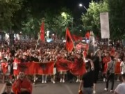 VIDEO/ Mijëra qytetarë ‘zbarkuan’ në Tiranë në ditën e 13-të të revoltës kundër Edi Ramës, mbi 5 orë protestë dhe marshim: Iu ka ardhur fundi! Revolucion! Shqipëri e re