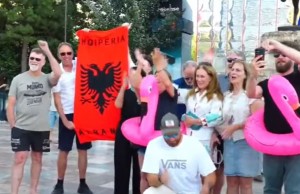 turistet protesta
