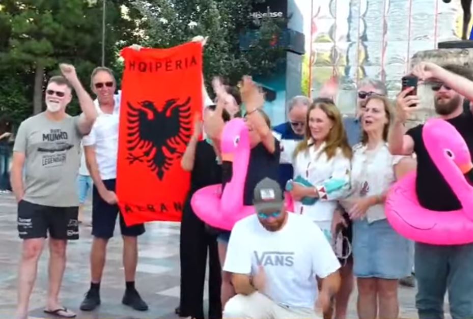 turistet protesta