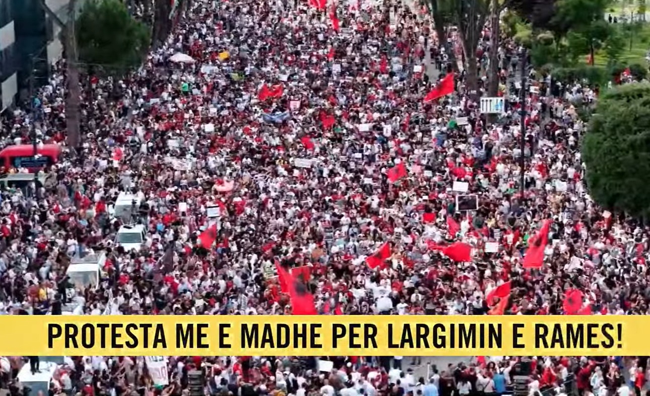VIDEO  Protesta më e madhe që nga viti  90  Pamjet me dron   deti  i qytetarëve para Kryeministrisë  Rama ik 
