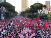 Protesta masive hyn në ditën e 46-të, qytetarët vazhdojnë qëndresën deri në largimin e kryeministrit Rama