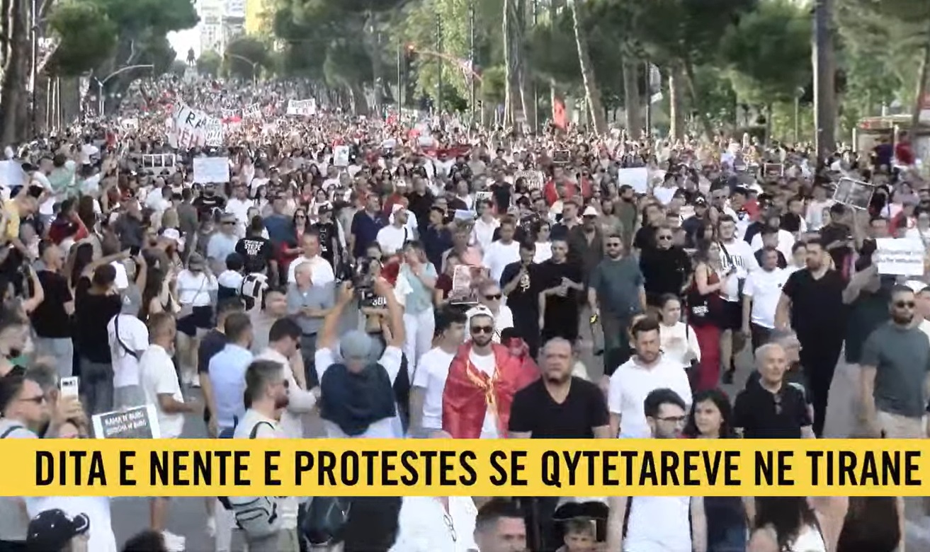  Mos u përçani   Protesta merr përmasën e revoltës  bulevardi tejmbushet me qytetarë  Ju erdhi fundi  dorëheqje dhe burg  Atdheu nuk shitet