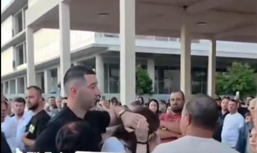 Skandal në Vlorë  gardisti tenton t i mbyllë gojën vajzës se re që po protestonte kundër Ramës