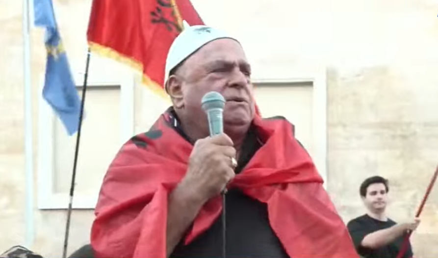  Kam ardhur nga Amerika   Protestuesi nga SHBA kërkon dorëheqjen e Ramës dhe Berishës  Janë fajtorë për gjithçka ka ndodhur