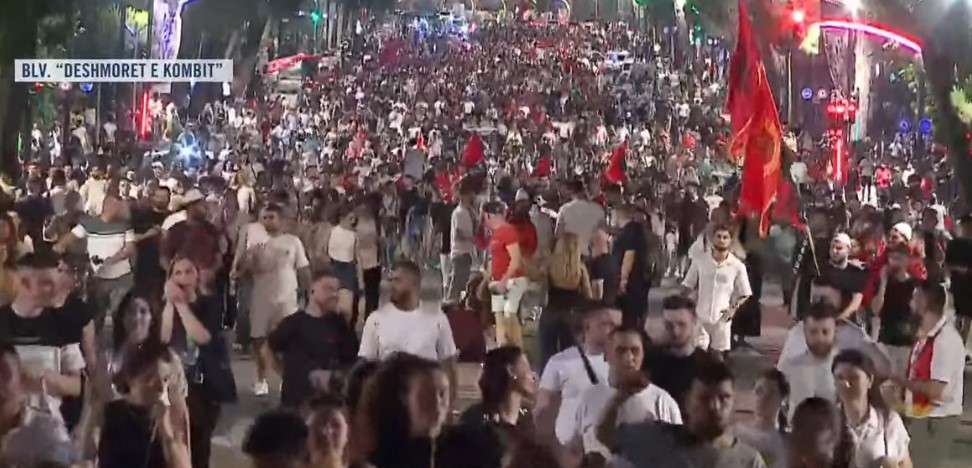 VIDEO   Rama jepe dorëheqjen    Mbi pesë orë protestë  vijon marshimi i mijëra qytetarëve në Tiranë  Nesër më shumë  Policia është me ne
