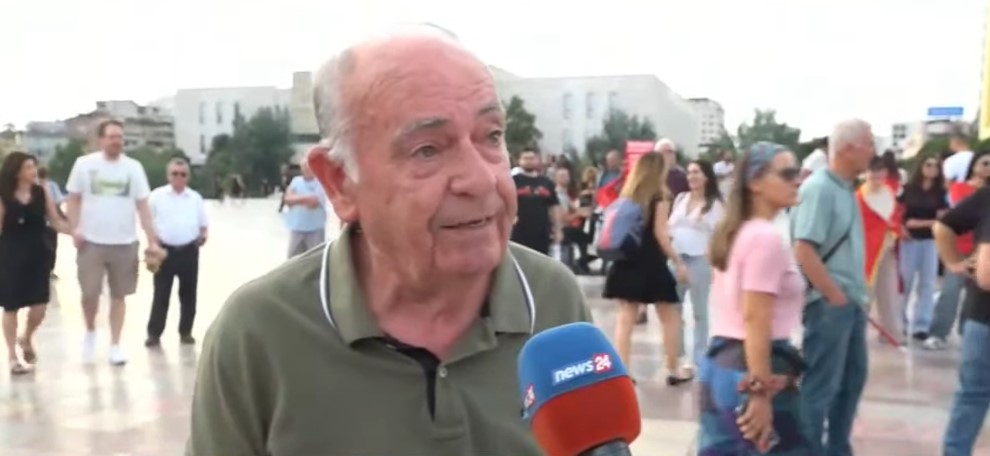  Rama tallet me popullin    Protesta për rrëzimin e qeverisë  ish oficeri i policisë  Kryeministri është bërë mbret  në vend që të jetë shërbëtor  Rinia të mos dorëzohet