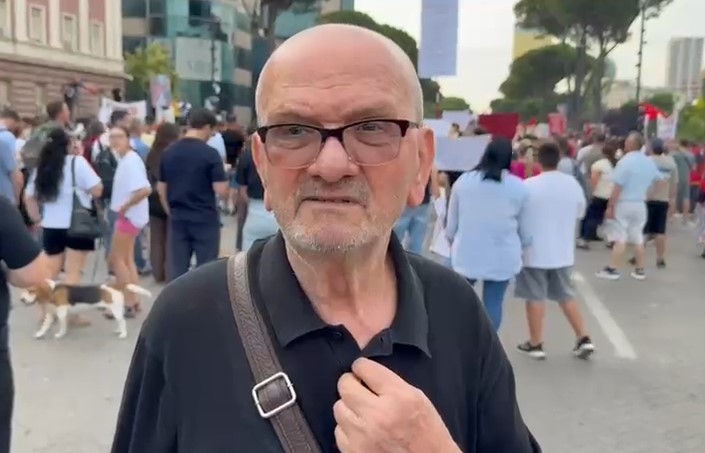 Protesta e 12 të për dorëheqjen e Ramës  aktori Mehdi Malkaj  Jemi në një vend ku kryeministrit nuk ia mban të vijë të thotë ndonjë fjalë