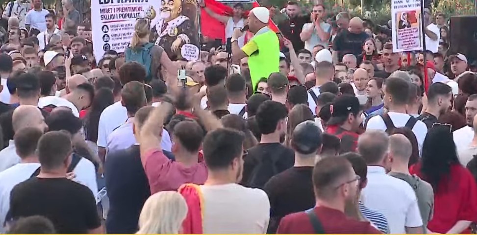  Na vijnë kërcënime nga dora e Ramës dhe Berishës  bllokimi i Rinasit ishte keqkuptim    Aktivisti Arben Kola  Do jem në ballë të marshimit  Jeta ime lidhet me turizmin