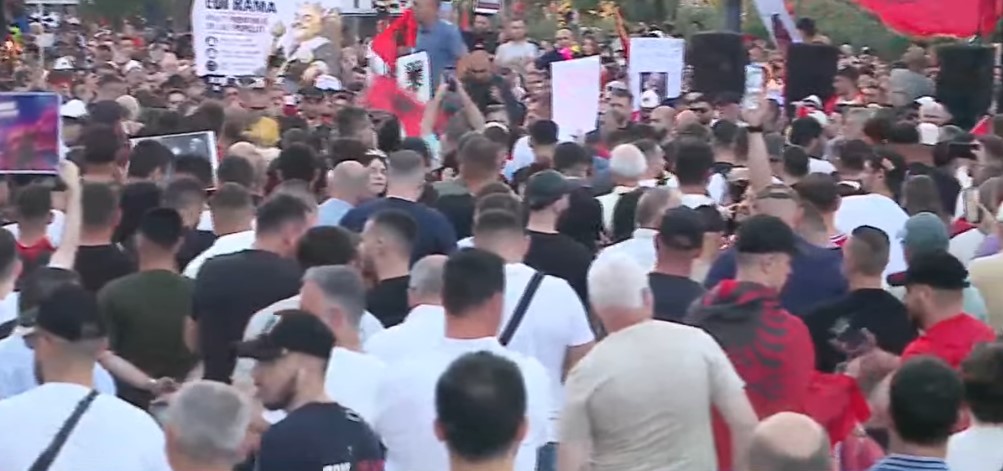  Do e shkatërrojmë me gjithë bandën e tij kriminale    Protestuesi  Jo vetëm burg për Ramën dhe Berishën  por edhe konfiskim pasurie  Kanë marrë djersën tonë