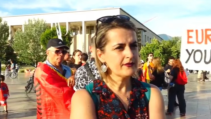  Policia ishte dorëzuar para rendit mafioz    Tubimi i 17 të  protestuesja  Dhunimi i qytetarit në Zvërnec ndezi  flakën   Tokat po shkëmbehen për përfitimet e një privati