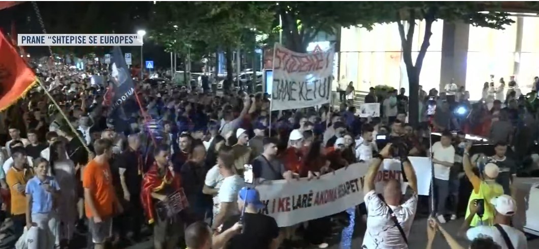 VIDEO  Protesta e 17 të për dorëheqjen e Ramës  qytetarët marshojnë pranë  Europe House  në kryeqytet  Europa është me ne 