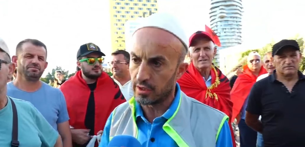Protesta e 18 të për largimin e Ramës  Arben Kola  Fokusi është vetëm një  dorëheqje  Sot jemi në shesh për pensionistët