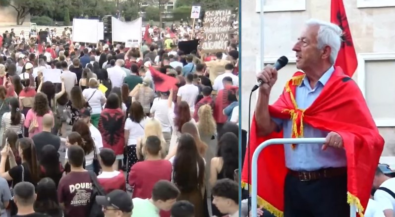  Disa vdesin për bukën e gojës    I moshuari në protestë  Pensioni s na del as për ilaçe  Shqipëria shitet  lekët i merr  i gjati  me klanin e vet  Ka 35   