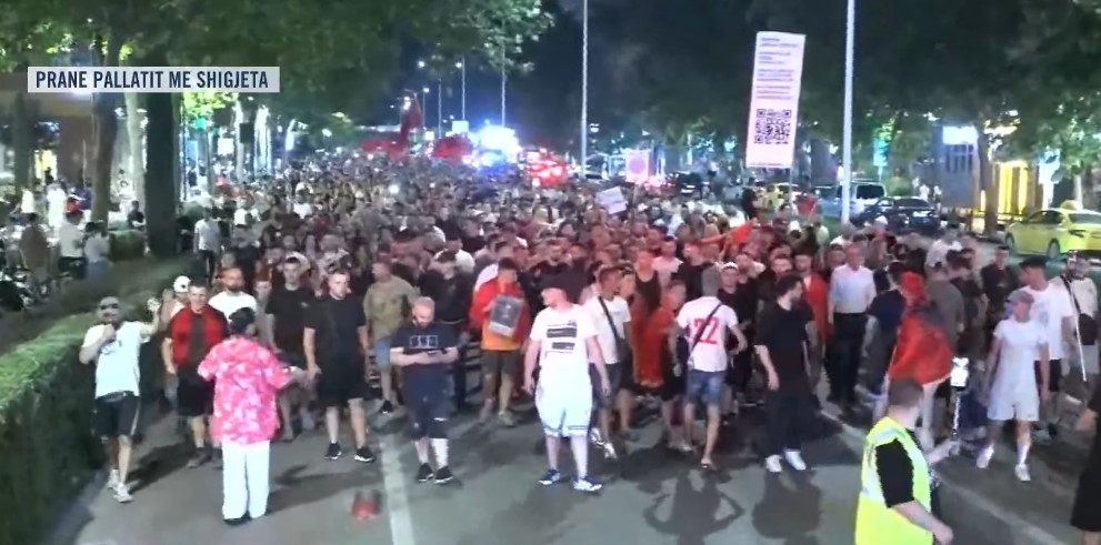 VIDEO   Nesër më shumë    Mijëra qytetarë marshojnë nga kryeministria drejt Pallatit me Shigjeta  thirrje në kor  Edi Rama ka mbaruar 