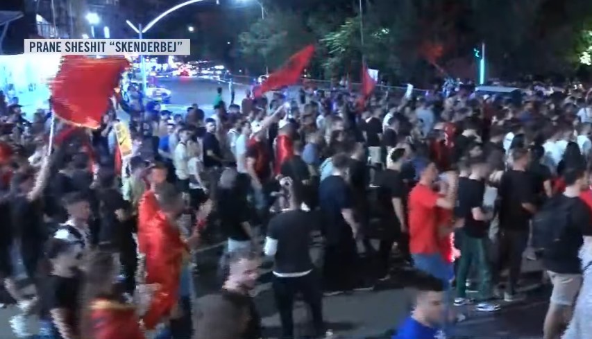 Përfundon protesta e 18 të  mijëra qytetarë mbyllin marshimin në sheshin  Skënderbej   Rama jepe dorëheqjen 