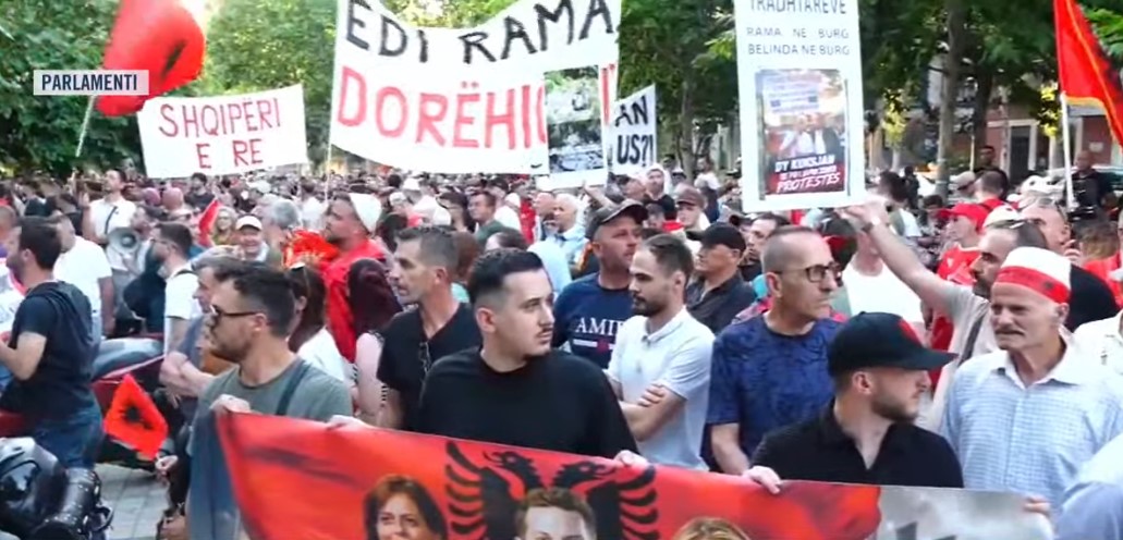 Protestuesit rrethuan Parlamentin  aktivisti Arben Kola  Ishte paralajmërim dhe test  këta horrat ta kuptojnë që ne do t i hedhim në koshin e mbeturinave 