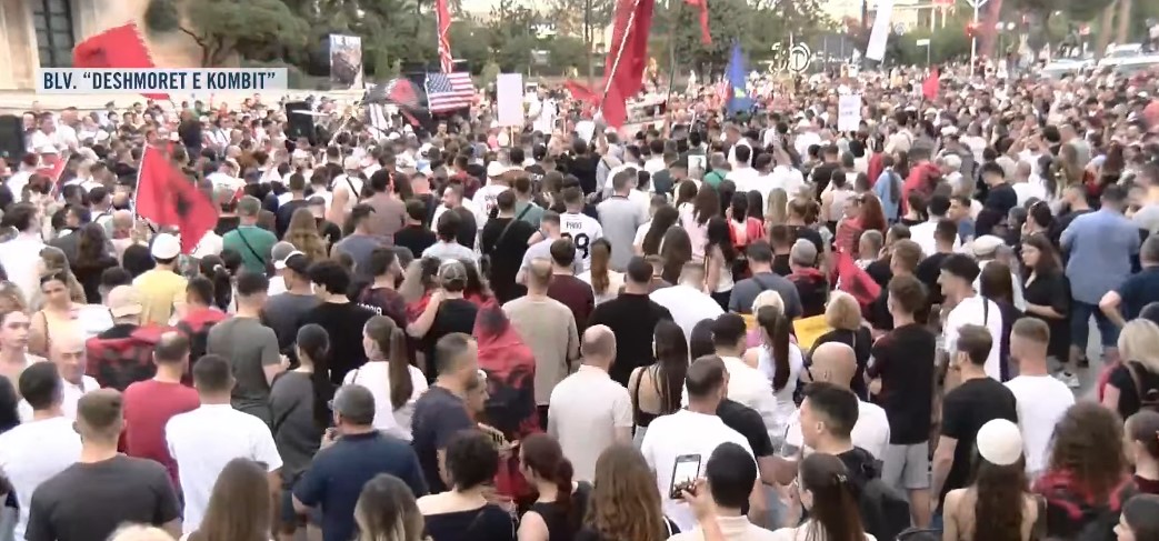 Protestuesi  Duhet të shporret kjo qeveri  si Rama dhe Sala janë bijtë e komunizmit 