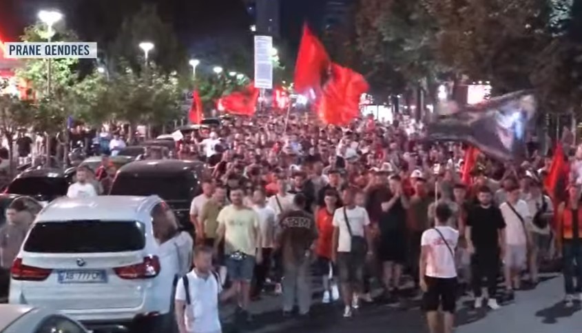 VIDEO  Përfundon protesta e 19 të  mijëra qytetarë mbyllin marshimin nëpër rrugët e Tiranës  Thirrja për kryeministrin  Rama jepe dorëheqjen  Nuk ka bisedime 